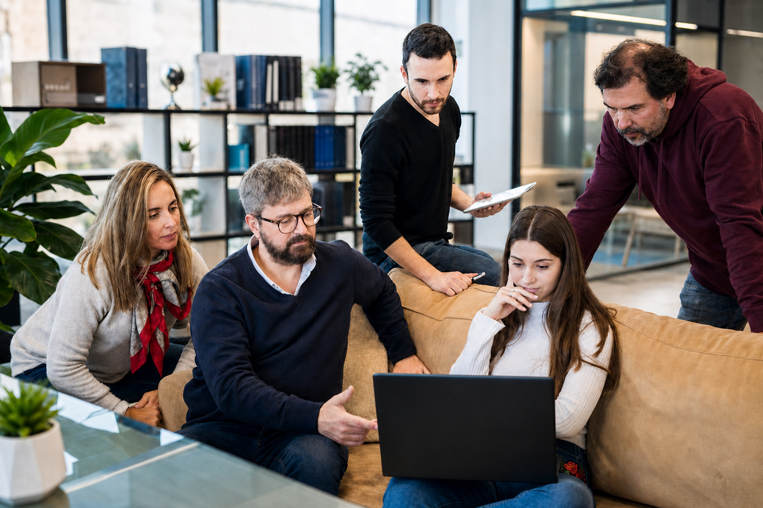 equipo de profesionales SeoXan revisando un proyecto digital